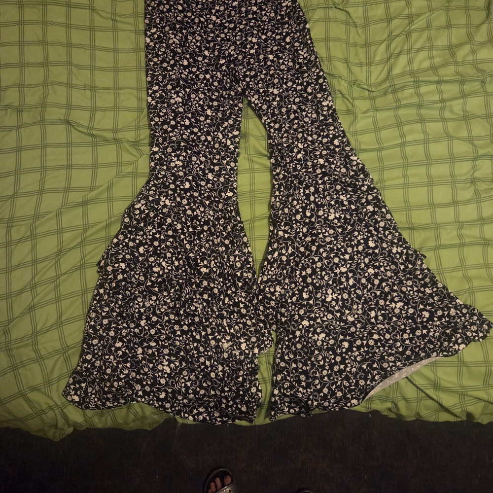 Kantha Bae Buttery Knit Ruffle Bells in Black and White Floral - Picture 3 of 4